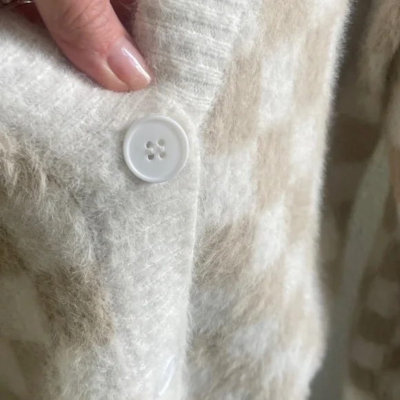 Women's Fuzzy Checkered Cardigan - Picture 4 of 8